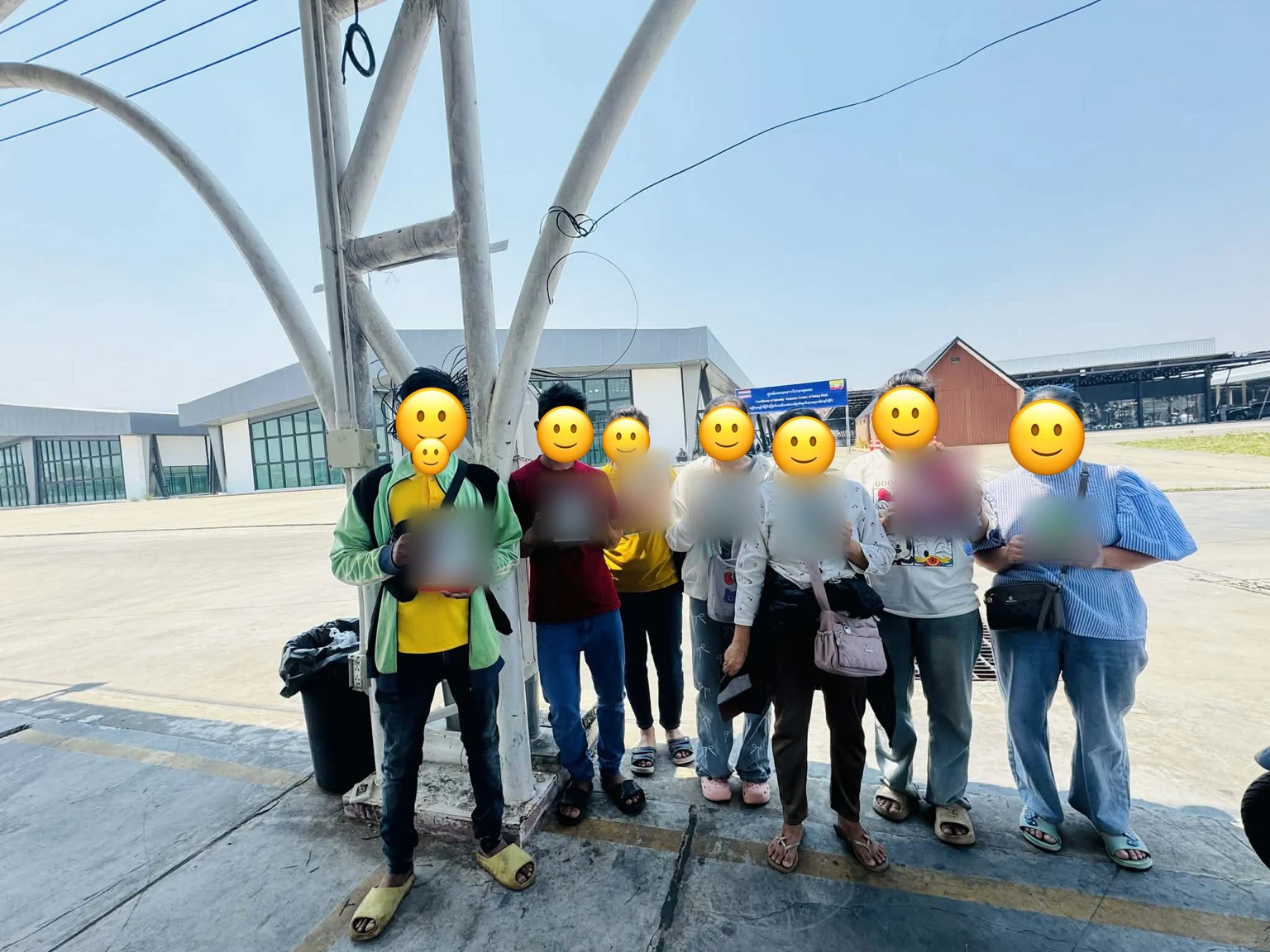แรงงานเมียนมายืนถือเอกสารรับรองบุคคล CI ที่เพิ่งได้รับ บริเวณลานหน้าศูนย์ออกเอกสาร
