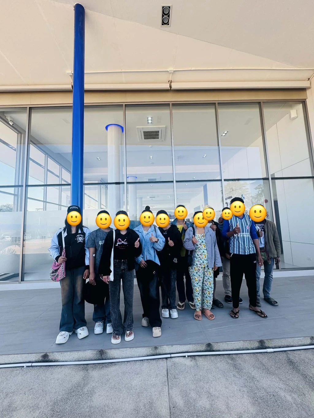 พาแรงงานต่างด้าวไปตรวจสุขภาพเพื่อยื่นขอใบอนุญาตทำงานที่โรงพยาบาลในเชียงราย