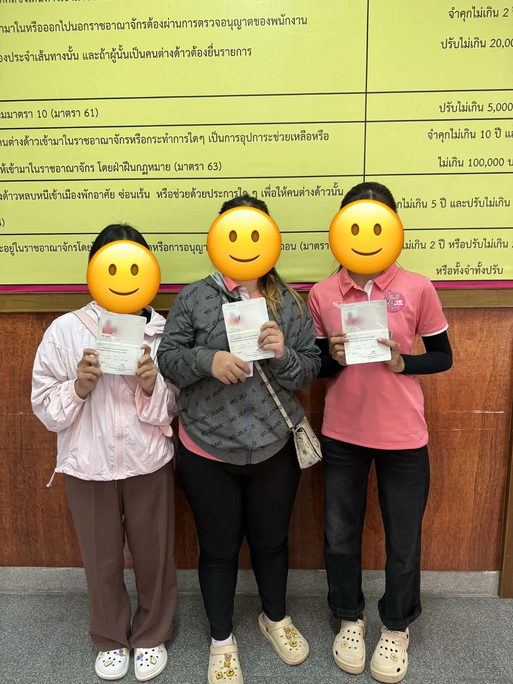 ทีมงานพาแรงงานต่างด้าวยื่นเอกสารที่สำนักงานตรวจคนเข้าเมืองจังหวัดเชียงราย