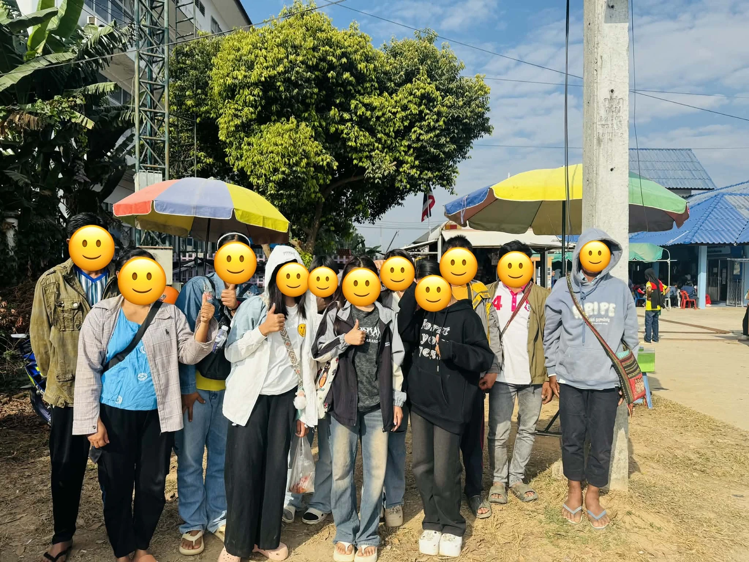 กลุ่มแรงงานต่างด้าวที่ ศิริมาส เซอร์วิส พาไปดำเนินการเอกสารที่ศูนย์ทะเบียนในจังหวัดเชียงราย