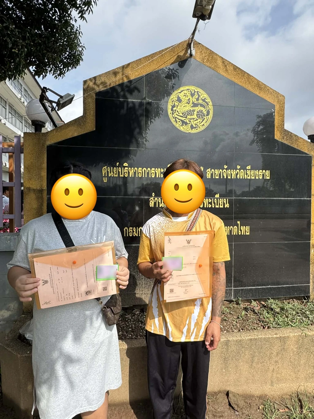 แรงงานต่างด้าวรับซองเอกสารและบัตรชมพูที่ต่ออายุแล้วหน้าศูนย์ทะเบียนจังหวัดเชียงราย