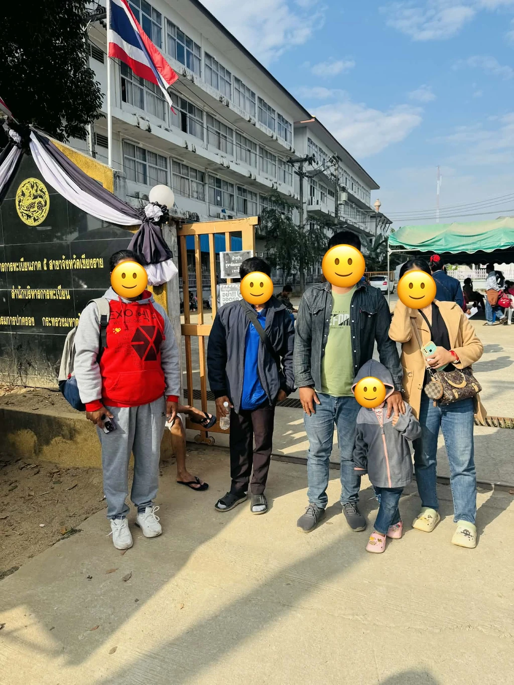 พาแรงงานต่างด้าวไปทำบัตรชมพูที่ศูนย์บริหารการทะเบียนภาค 5 สาขาจังหวัดเชียงราย