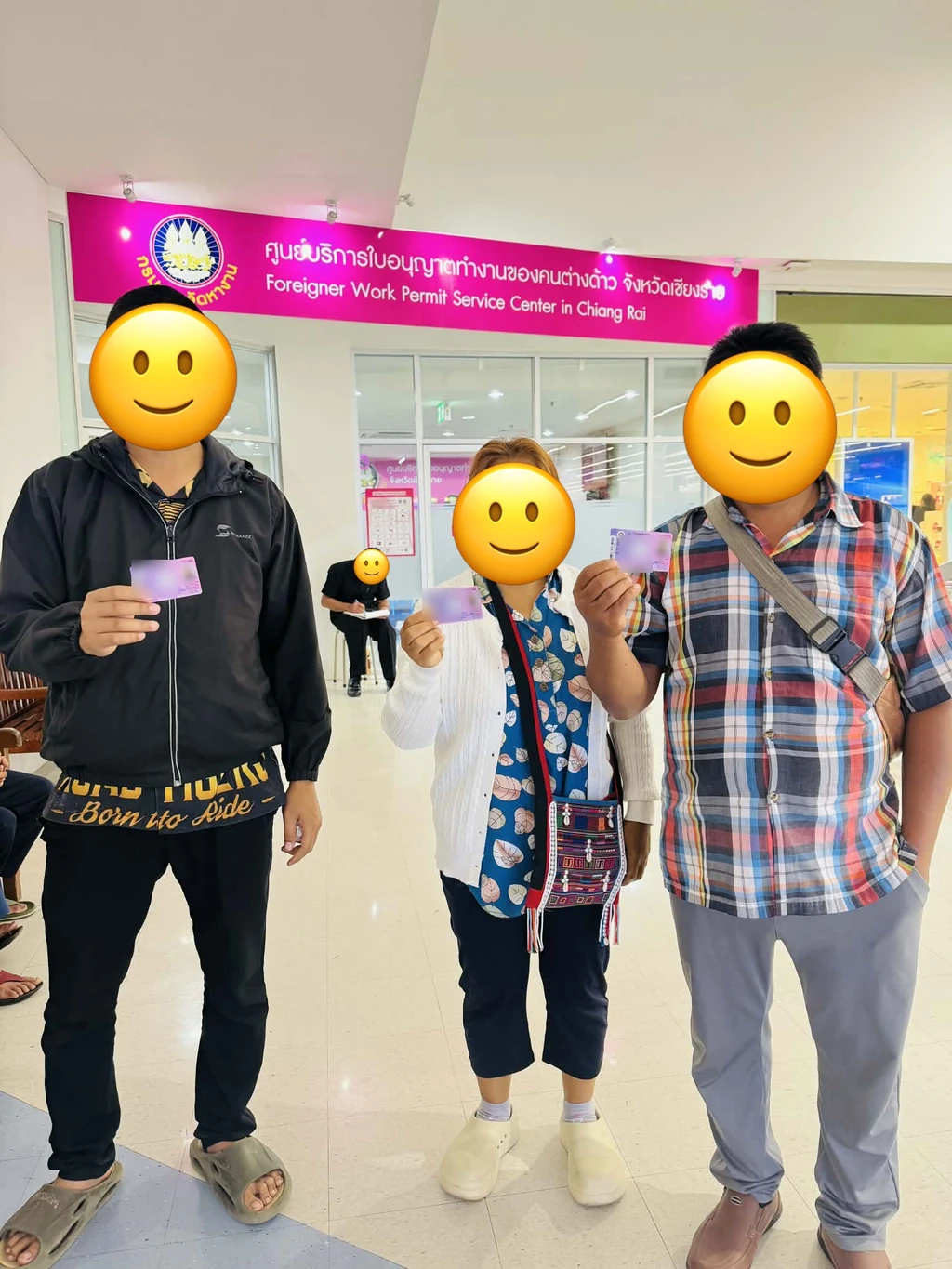 แรงงานต่างด้าวสามคนได้รับใบอนุญาตทำงานเรียบร้อยที่เชียงราย