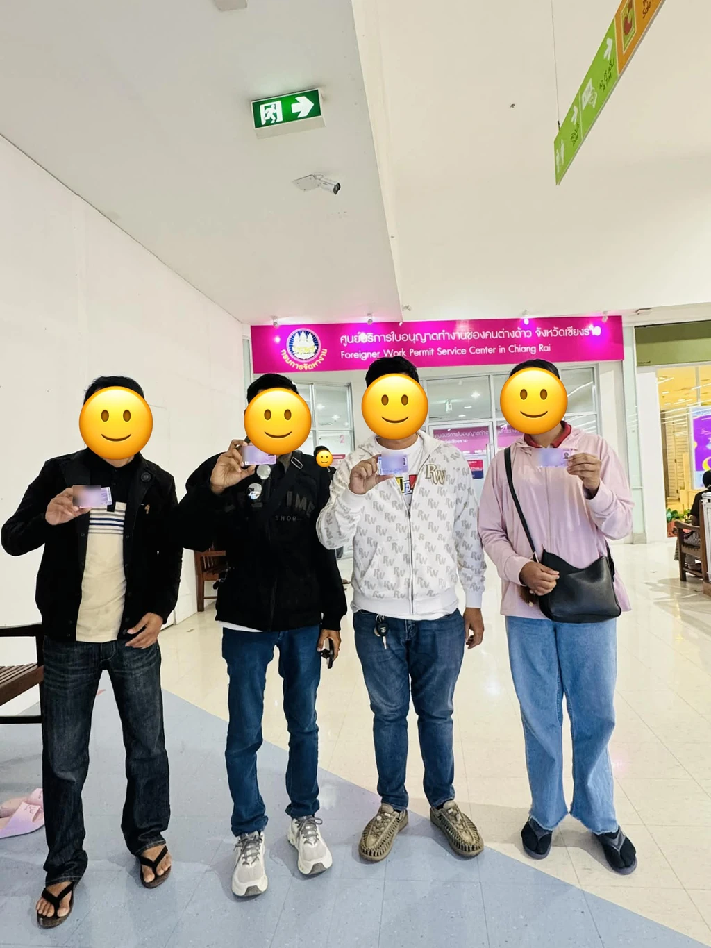 กลุ่มแรงงานต่างด้าวถือบัตรอนุญาตทำงานที่ศูนย์บริการในจังหวัดเชียงราย