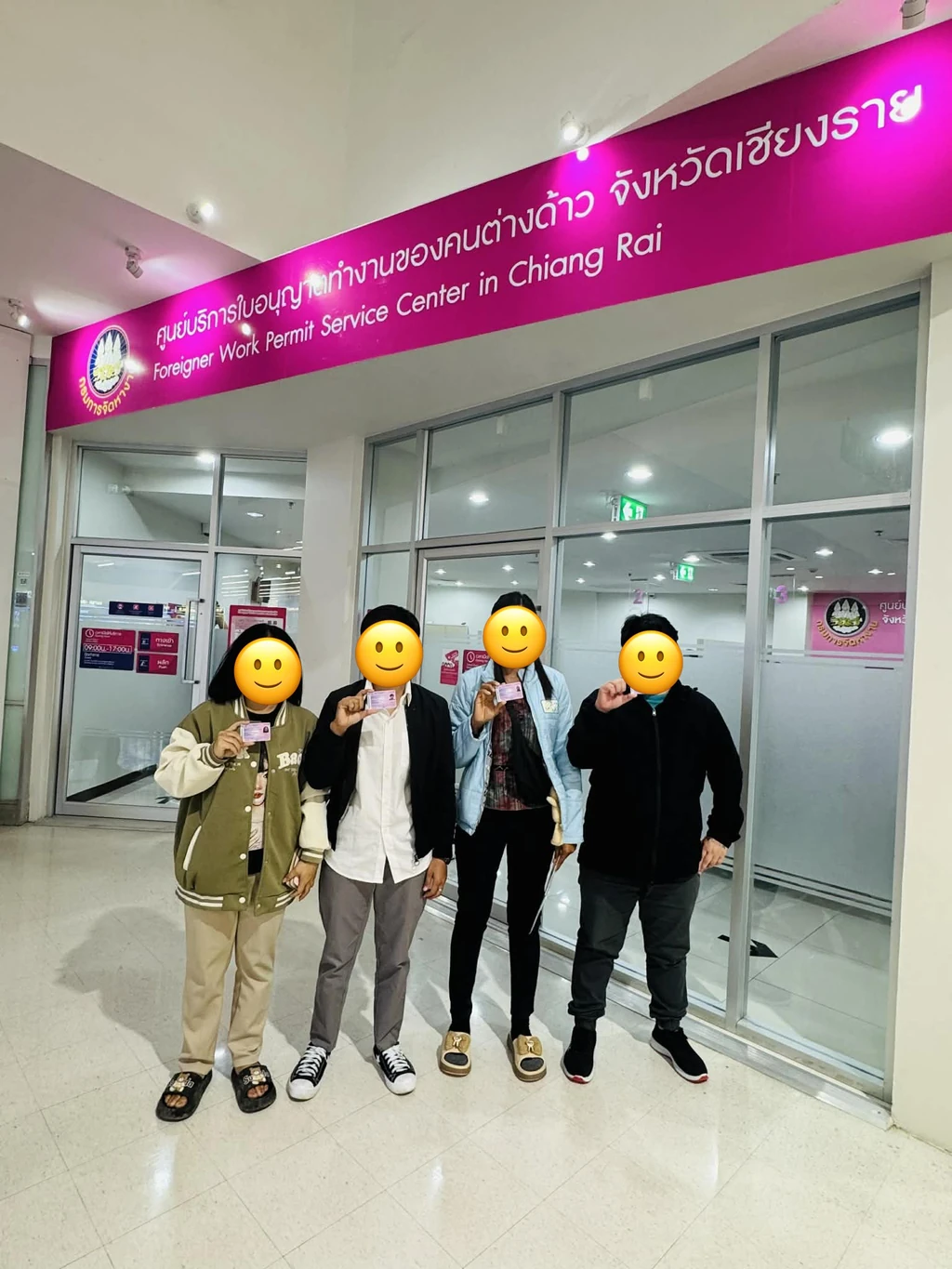 กลุ่มลูกจ้างต่างด้าวในเชียงรายถือใบอนุญาตทำงานที่ดำเนินการเสร็จแล้ว