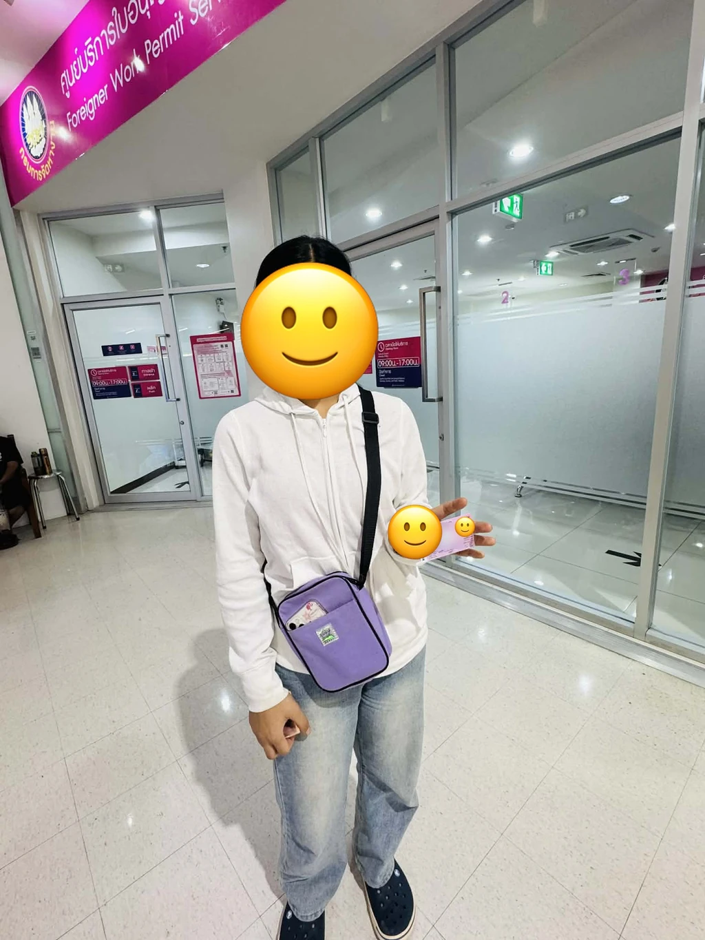 ลูกค้าถือใบอนุญาตทำงานที่ได้รับ หน้าศูนย์บริการใบอนุญาตทำงานของคนต่างด้าวจังหวัดเชียงราย