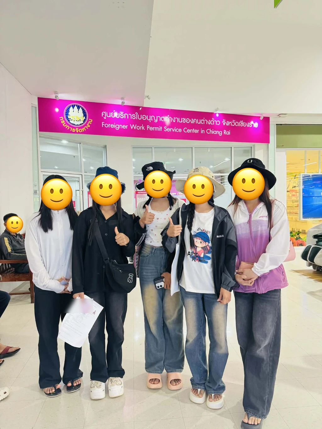 กลุ่มลูกค้าแรงงานต่างด้าวยิ้มหลังได้รับเอกสารใบอนุญาตทำงานครบ