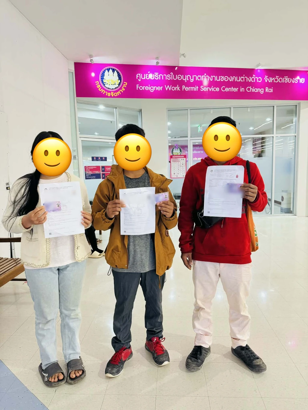 แรงงานต่างด้าวรับใบอนุญาตทำงานที่ศูนย์บริการใบอนุญาตทำงานของคนต่างด้าวจังหวัดเชียงราย