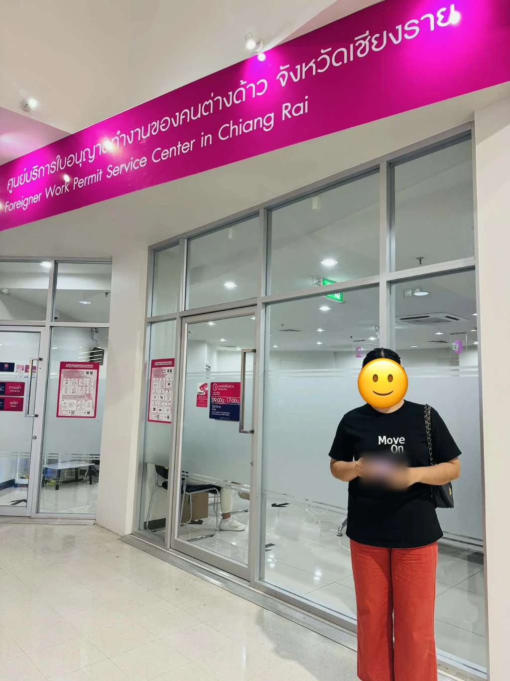 ลูกจ้างและผู้ให้บริการเอกสารที่ศูนย์บริการงานใบอนุญาตทำงานในจังหวัดเชียงราย