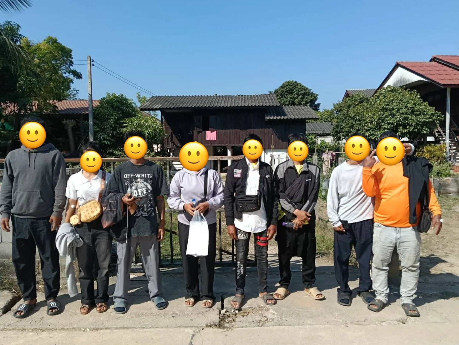 รถรับแรงงานต่างด้าวจากหมู่บ้านในเชียงรายเพื่อเดินทางไปตรวจสุขภาพที่โรงพยาบาล